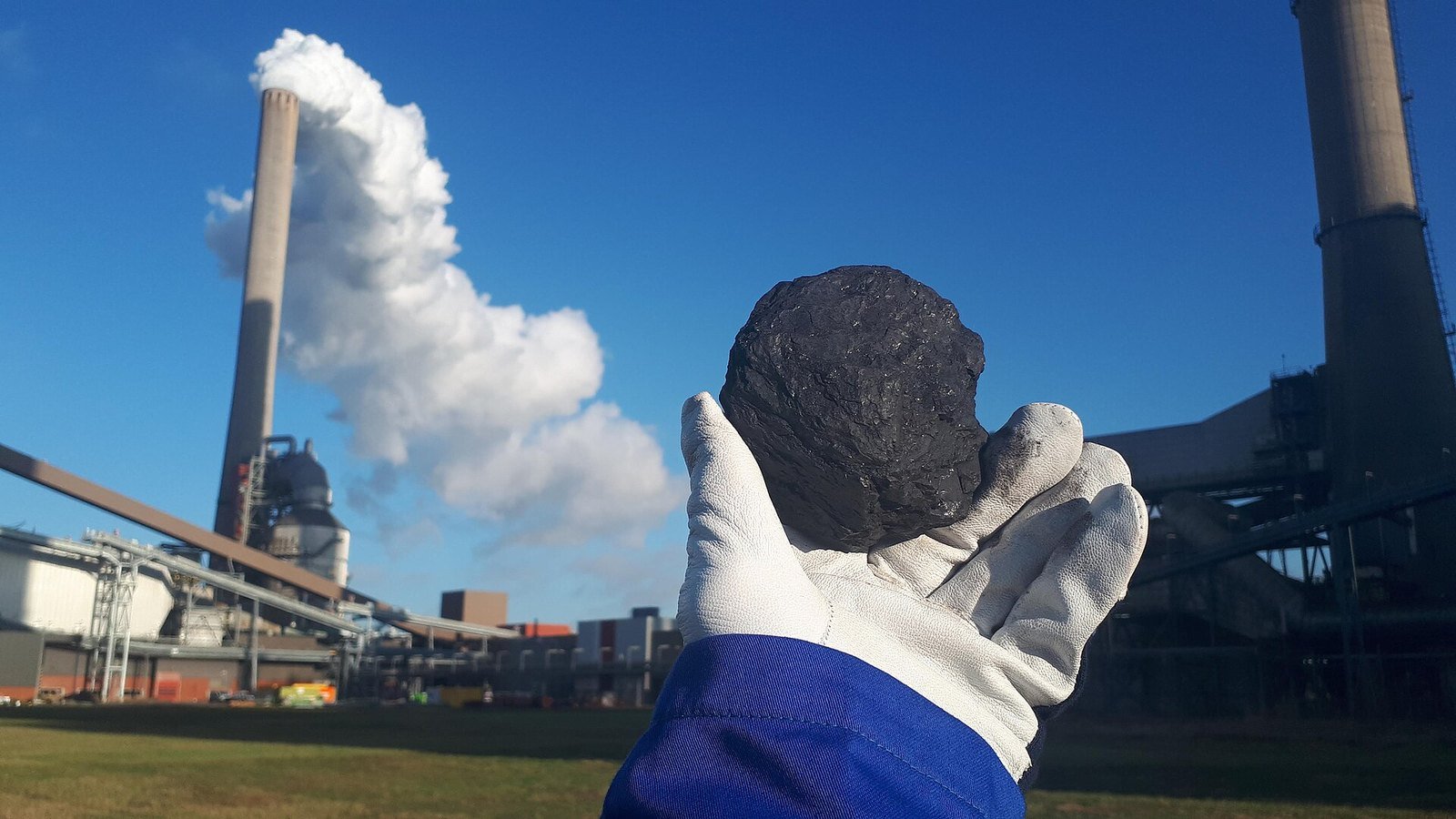 Coal-fired power station cooling towers, illustrating the COP31 hosts coal expansion dispute ahead of the Antalya summit