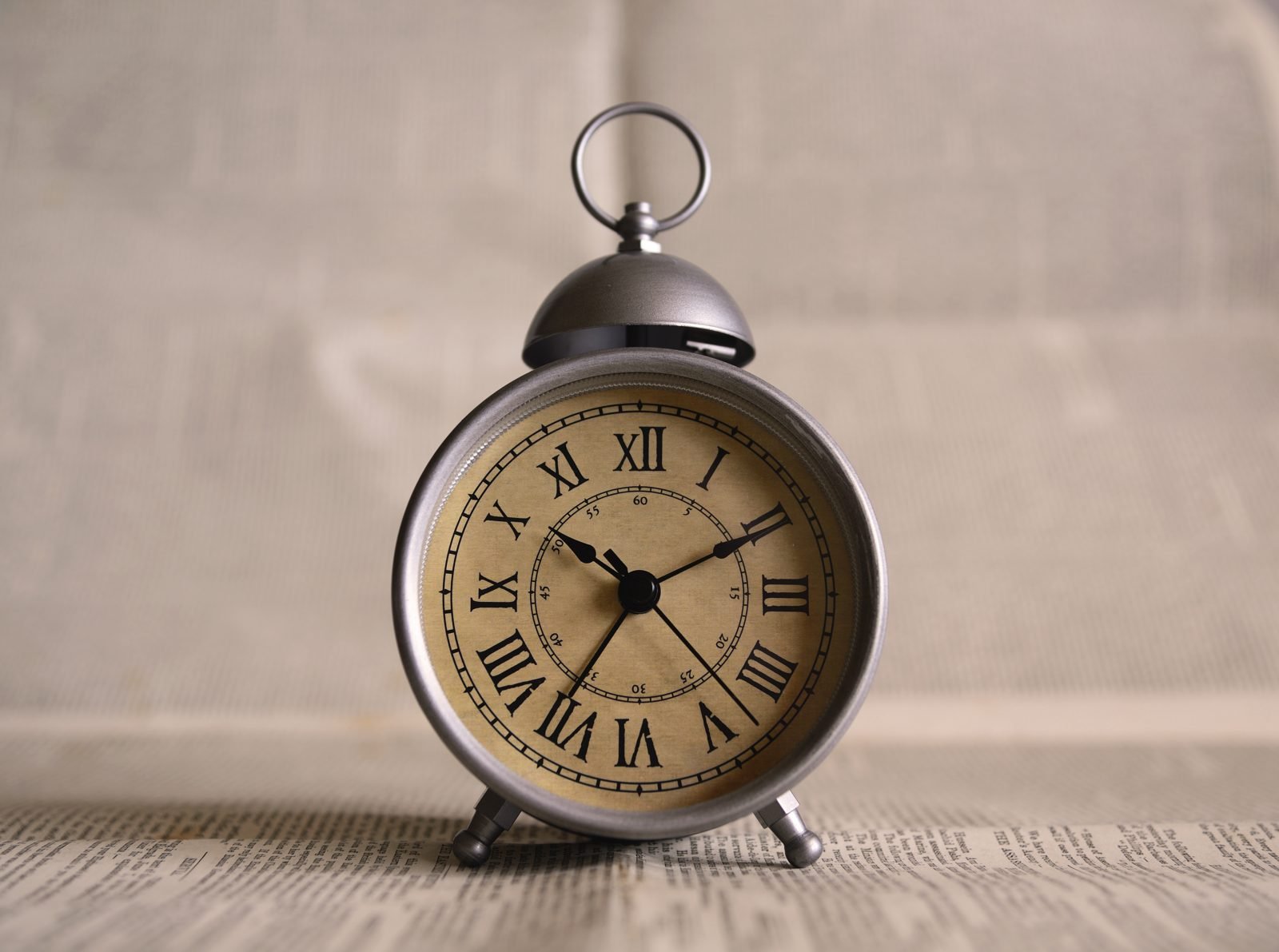 A silver alarm clock, illustrating how to adjust when daylight saving time ends